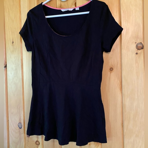 Isaac Mizrahi LIVE! Black Flowy Short Sleeve Top with Pink Outline - Picture 3 of 5